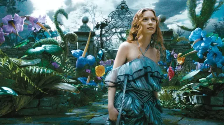 Personaje de película inspirado en Alicia en el País de las Maravillas, con vestido azul claro, cabello rubio recogido en un moño y sosteniendo una llave dorada, en un paisaje surrealista lleno de árboles gigantes, relojes derretidos y hongos enormes, en un entorno mágico y onírico con colores vibrantes.