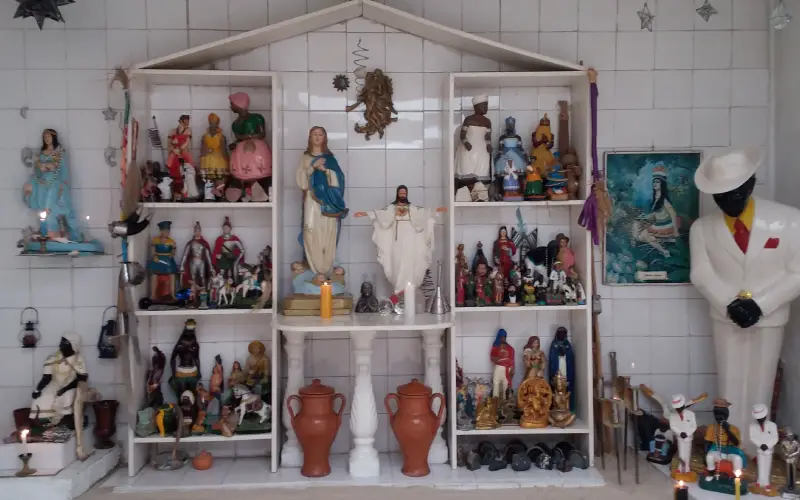 Altar umbandista con imágenes sincréticas representando a pueblos y falanges espirituales de Umbanda