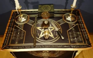 Altar de magia ceremonial con velas, símbolos esotéricos y objetos rituales para la práctica espiritual