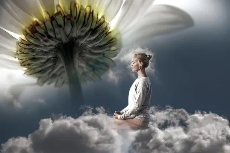 rostro de mujer iluminado con luces que simulan la energía del alma en un entorno espiritual