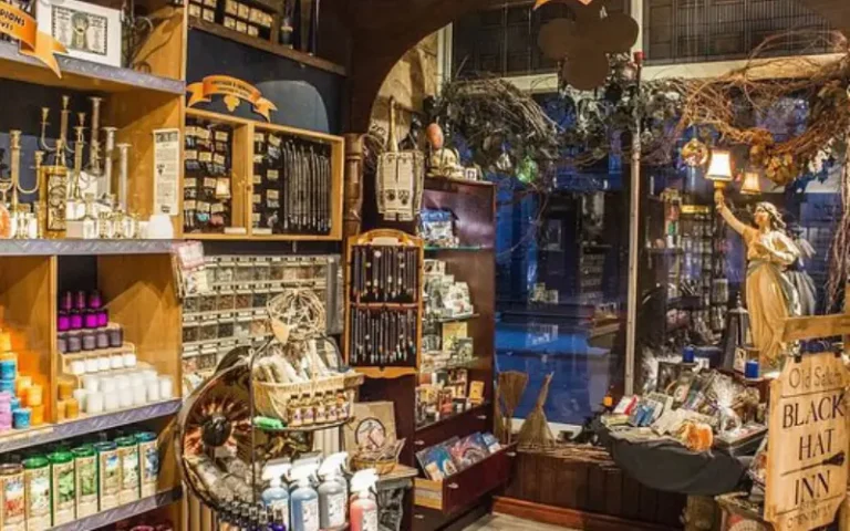 Artículos esotéricos usados en prácticas de Hoodoo, como velas, raíces, frascos y polvos rituales