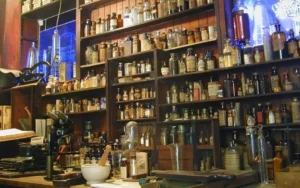 Interior del New Orleans Pharmacy Museum, con antiguos frascos y herramientas utilizadas en prácticas tradicionales como el Hoodoo