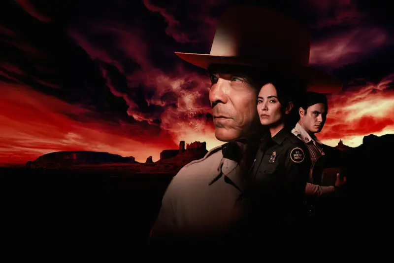 Foto de cartelera de la serie Vientos oscuros con los personajes principales: Joe Leaphorn, Jim Chee y un miembro de la comunidad navajo.