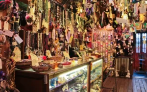 Artículos esotéricos tradicionales utilizados en prácticas de Hoodoo, como aceites, hierbas, velas, minerales y amuletos mágicos