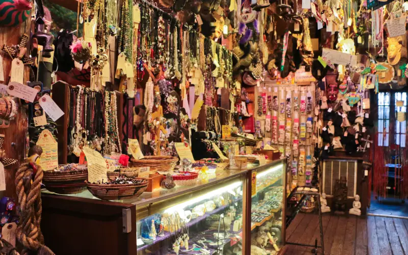 Artículos esotéricos tradicionales utilizados en prácticas de Hoodoo, como aceites, hierbas, velas, minerales y amuletos mágicos