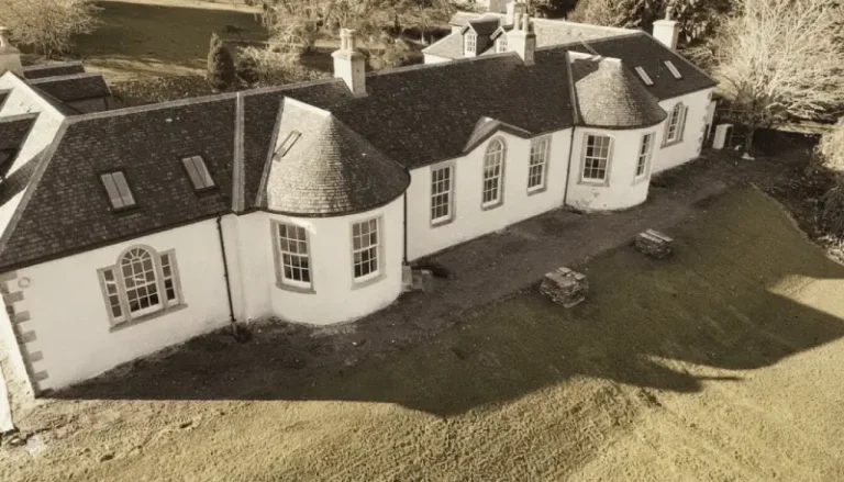 Fotografía de Boleskine House con efecto vintage. Una mansión histórica y misteriosa en Escocia, asociada a Aleister Crowley y el ocultismo.