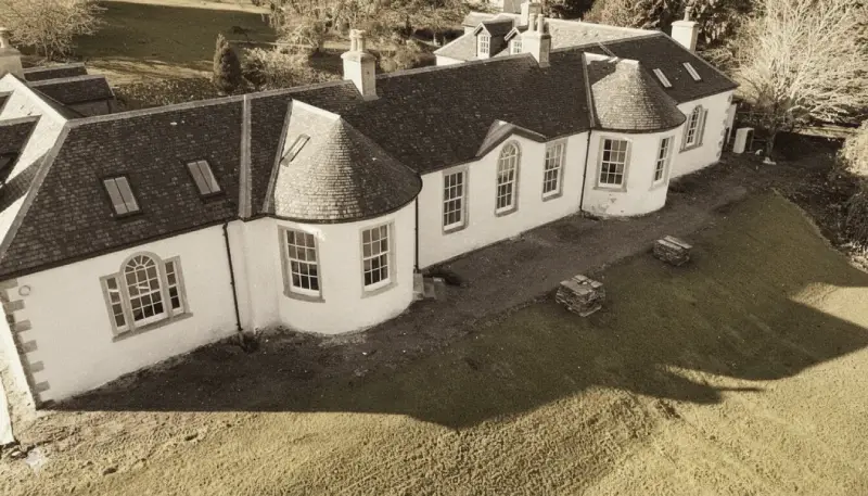 Fotografía de Boleskine House con efecto vintage. Una mansión histórica y misteriosa en Escocia, asociada a Aleister Crowley y el ocultismo.
